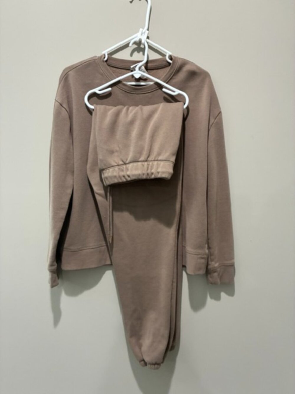 🤎 Cozy Reebok matching fleece set in a versatile taupe color. Size Large